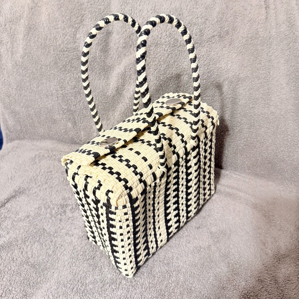 New Handwoven plastic bag, magnetic clasp, waterproof and hand washable,Chic! - Picture 2 of 10